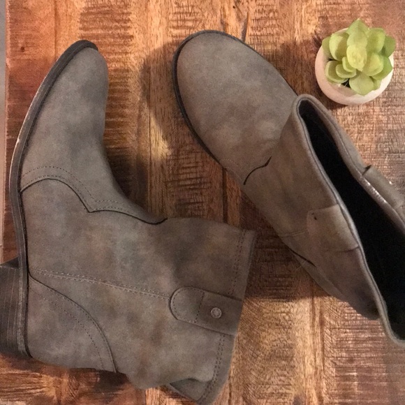 Sugar Shoes - ❄️ Sugar Intuit Ankle Bootie - Size 8 ❄️